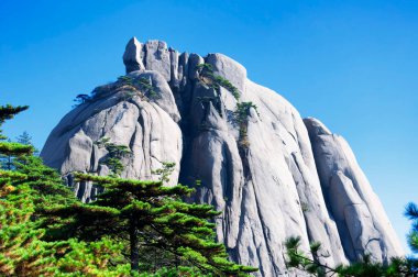 Huangshan veya Sarı Dağ 'ın dramatik manzarası Çin' in Anhui Eyaleti 'nde yer almaktadır..