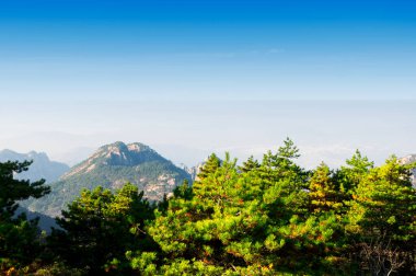 Huangshan veya Sarı Dağ 'ın dramatik manzarası Çin' in Anhui Eyaleti 'nde yer almaktadır..