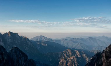Huangshan veya Sarı Dağ 'ın dramatik manzarası Çin' in Anhui Eyaleti 'nde yer almaktadır..
