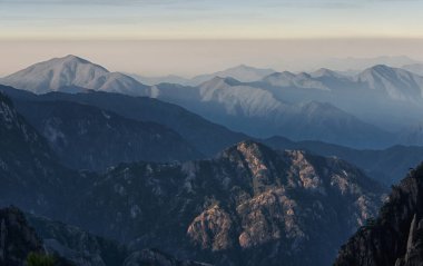 Sarı Dağ 'ın (Huangshan) sabah manzarası Çin' in Anhui eyaletinde yer almaktadır..
