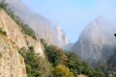 Yandangshan 'daki Fangdong dağları Çin' in Zhejiang bölgesinde yer almaktadır..  