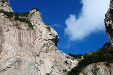Sabahın erken saatlerinde Çin 'in Zhejiang eyaletindeki Yandangshan Dağları' ndaki Fangdong Sahne Bölgesi 'nde mavi gökyüzüne karşı tavşan şeklinde bir kaya uçurumu..