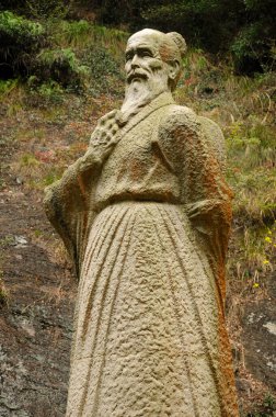 Xu Xiake 'nin heykeli Çin' in Zhejiang eyaletindeki Yandangshan 'ın Shuangzhu Vadisi' ndeki Ming Hanedanlığı 'ndan ünlü bir gezgin.. 