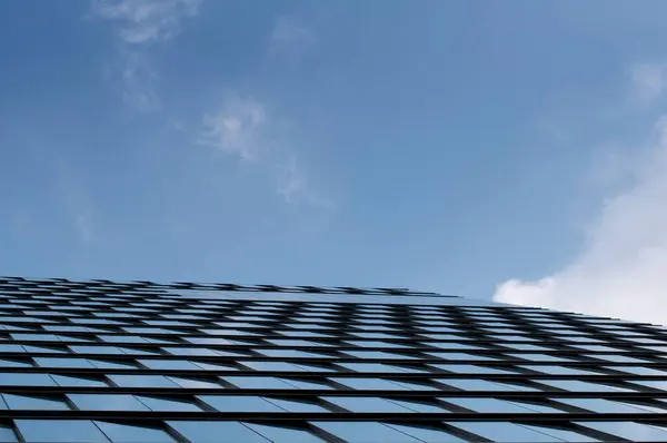 Абстрактне Зображення Сучасних Вікон Хмарочоса Тлі Блакитного Неба Білими Хмарами — стокове фото
