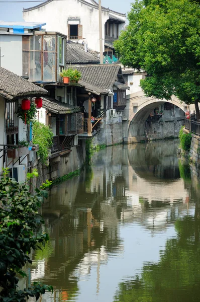 上海の浦東地区に位置する新昌古代の町の主要運河中国 — ストック写真