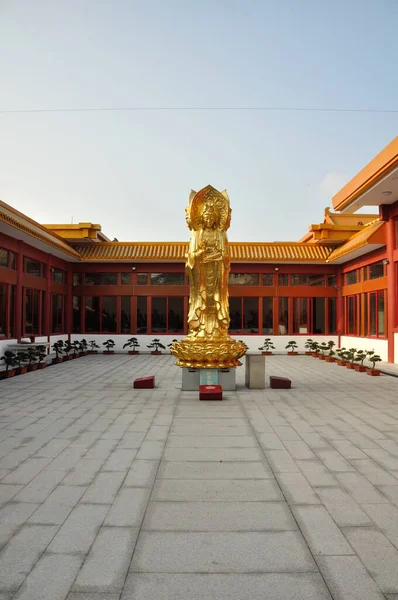 Een Goudene Guanyin Boeddha Standbeeld Situeerde Zich Een Inner Binnenplaats — Stockfoto