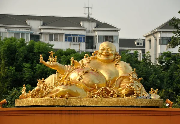 Статуя Счастливого Золотого Будды Детьми Забирающимися Храме Кибао Шанхае — стоковое фото