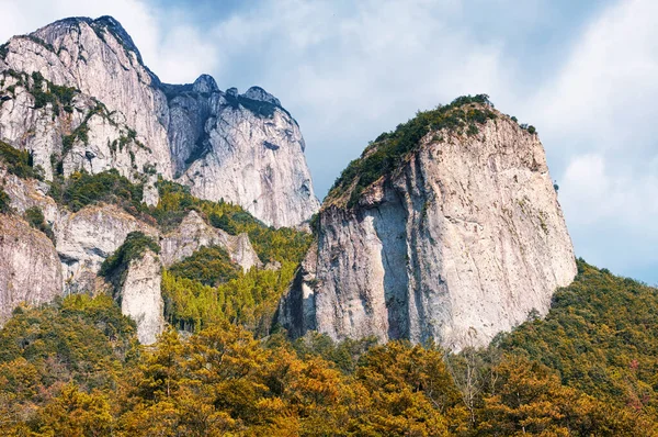 Zhejiang bölgesindeki Yandangshan 'daki Dalong Şelalesi' nin kayalık uçurumları..