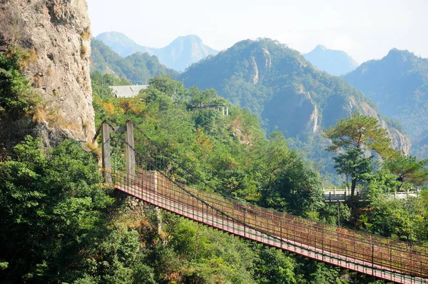 Çin 'in Zhejiang eyaletindeki Yandangshan dağlarındaki Fangdong Sahne Bölgesi' ndeki asma köprü..