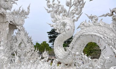 Wat Rong Khun 'daki Tayland mimarisi ya da Chiang Rai Tayland' daki Beyaz Tapınak..  