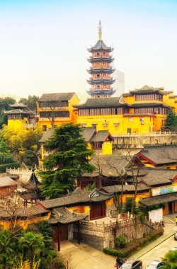 Çin 'in Jiangsu bölgesindeki Nanjing şehrindeki Jiming Tapınağı bulutlu bir günde.