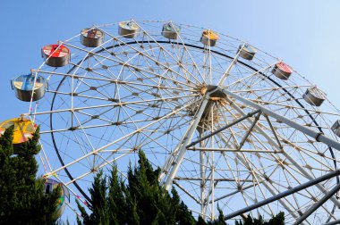 Güneşli bir günde Hefei Çin 'deki Xiaoyaojin parkında dönme dolap.. 
