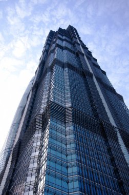 Güneşli bir günde, Lujiazui Shanghai Çin 'de mavi gökyüzüne karşı Jin Mao Kulesi..