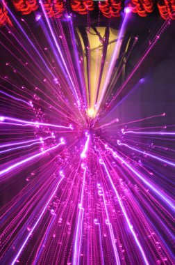 Kırmızı, mor ve pembe ışık bulanıklığının soyut bir görüntüsü.  