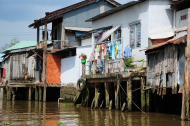 Vanh Long Vietnam 'daki Mekong Nehri Deltası boyunca evler.  
