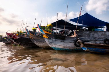 Cai Be kasabası ve Mekong Deltası 'nın Cai Be Bölgesi' ndeki yüzen pazarı Tien Giang Güney Vietnam 'da bir yaz öğleden sonra.