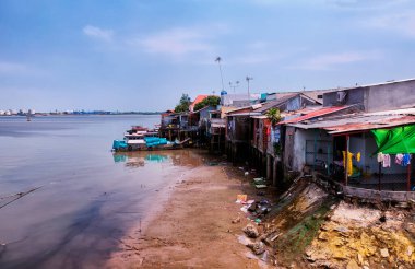 Güneşli bir günde Güney Vietnam 'daki Mekong Nehri' nin kıyısındaki ahşap evler. 