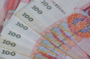 Bir yığın Çin malı 100 renminbi banknot fan ve şanslı seri numarası gibi yayılmış..