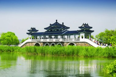 16 Mayıs 2015. Tai Gölü, Çin. Çinli turistler Jiangsu 'daki Tai Gölü veya Wuxi Çin' deki Taihu Gölü 'nde peri ile karşılaşma köprüsünden geçiyorlar..