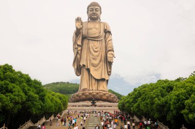 17 Mayıs 2015. Wuxi, Çin. Çinli turistler fotoğraf çekiyor ve Jiangsu 'daki Wuxi Çin' deki Lingshan Buddha heykelinin merdivenlerine tırmanıyor..  