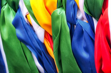 Kırmızı, yeşil, altın ve beyaz taocu dua kurdeleleri Jiangsu Eyaleti 'nin Tai Gölü' ndeki Üç Dağ Adası 'ndaki bir tapınakta asılı duruyor..