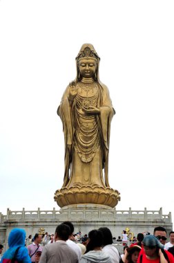 19 Temmuz 2015. Putuoshan, Çin. Çinli turistler Çin 'in Zhejiang eyaletindeki Putuoshan adasında bulunan büyük bronz Guanyin deniz tanrıçası Buda heykelinin altında..