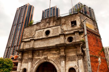 Şangay Çini 'nin puxi tarafında Suzhou Deresi yakınlarındaki apartmanların önünde terk edilmiş eski bir bina..