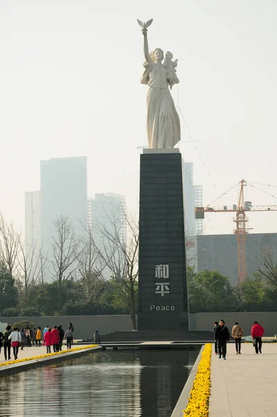 January 2015 Nanjing China Chinese Tourists Walking Peace Statue Nanjing — стоковое фото