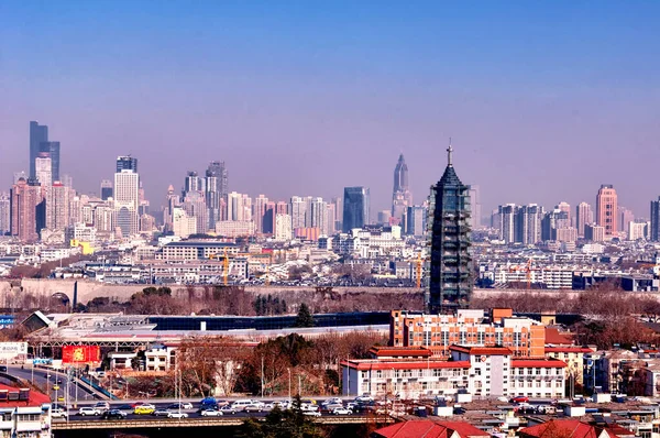 Nueva Torre Porcelana Nanjing China Construcción Ciudad Bajo Cielo Nebuloso — Foto de Stock