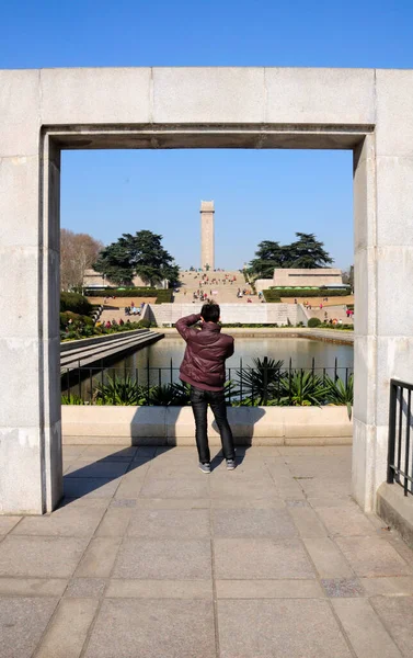 January 2015 Nanjing China Chinese Man Taking Pictures Chinese Visitors — стоковое фото