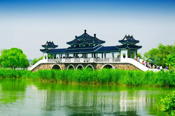 16 Mayıs 2015. Tai Gölü, Çin. Çinli turistler Jiangsu 'daki Tai Gölü veya Wuxi Çin' deki Taihu Gölü 'nde peri ile karşılaşma köprüsünden geçiyorlar..