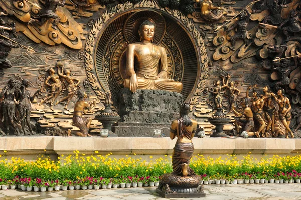 Buda 'nın önünde, Lingshan Büyük Buda manzaralı Wuxi Çin Jiangsu bölgesinde mavi gökyüzüne karşı bronzdan yapılmış bir heykel..