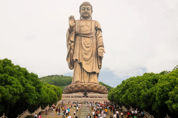 17 Mayıs 2015. Wuxi, Çin. Çinli turistler fotoğraf çekiyor ve Jiangsu 'daki Wuxi Çin' deki Lingshan Buddha heykelinin merdivenlerine tırmanıyor..  