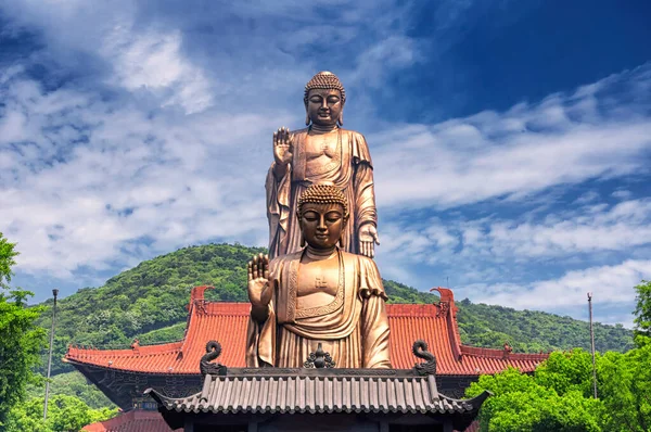 Wuxi Çin, Jiangsu bölgesindeki Lingshan Büyük Buda manzaralı heykelleri.. 