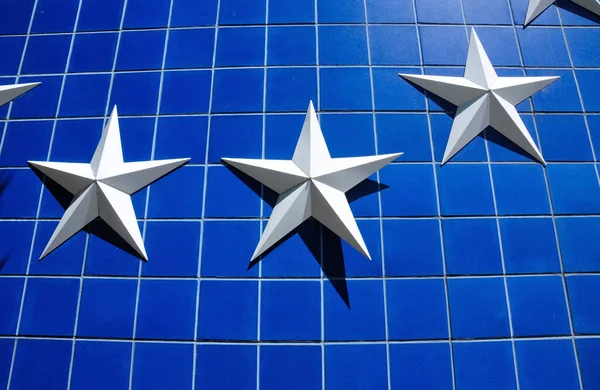 Étoiles Argent Sur Fond Tuiles Bleues Par Une Journée Ensoleillée — Photo