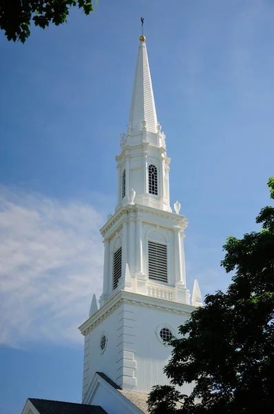 Πρώτη Εκκλησία Του Χριστού Εκκλησιαστική Λευκό Καμπαναριό Αυξάνεται Πάνω Από — Φωτογραφία Αρχείου