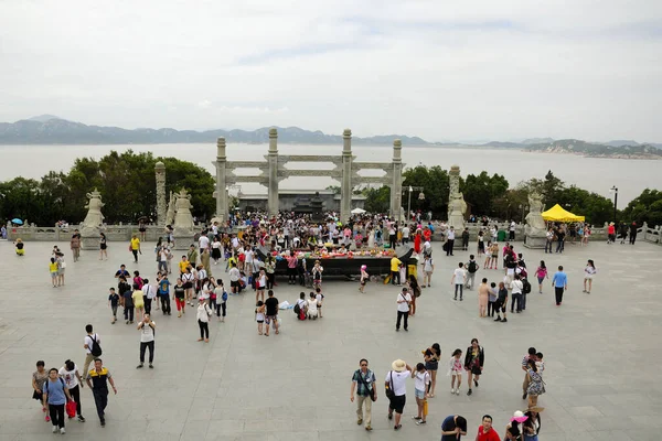 Juli 2015 Putuoshan China Chinesische Touristen Beten Draußen Auf Der — Stockfoto