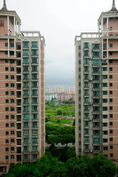 中国上海的一座公寓楼 靠近一个被垃圾和瓦砾覆盖的平整田野 — 图库照片