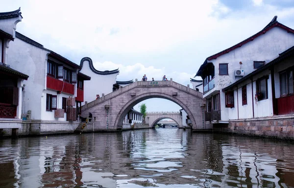 Липня 2015 Шанхай Китай Китайські Туристи Багатьох Мостах Через Водні — стокове фото