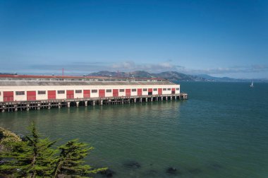 Güneşli bir günde San Francisco California 'daki tarihi duvar ustasının rıhtımında yıpranmış binalar.. 