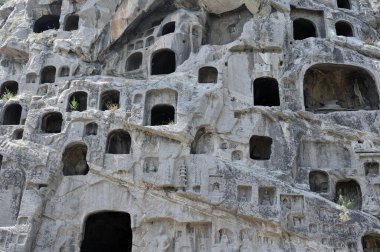 Henan bölgesindeki Luoyang Çin 'de uzun insan mağaraları içindeki Budist taş oymaları ve mağaralar..  