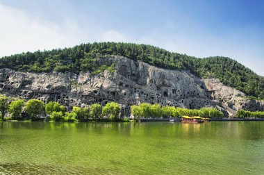 Longmen mağaralarının manzarası Çin Luoyang 'da Henan Eyaleti' ndeki Yi Nehri yakınlarında..