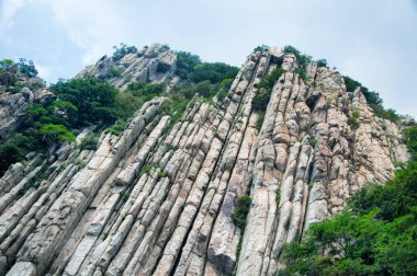 Çin 'in Henan Eyaleti' ndeki Song Dağı 'ndaki Sanhuangzhai tahta geçidinde yer alan kitapların jeolojik oluşumları..