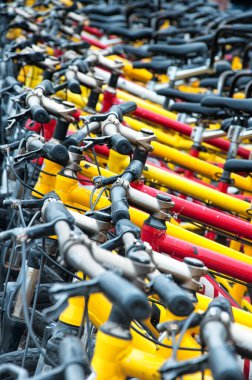 Sarı ve kırmızı çerçeveli bisikletler Şanksi vilayetindeki Xian şehir duvarında bir araya getirildi.. 