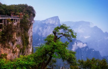 Çin 'in Hunan bölgesindeki Zhangjiajie şehrinde Tianmen şanı ya da Tianmen dağının zirvesinde yamaç yürüyüşü.