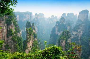 Çin 'in Hunan eyaletindeki Zhangjiajie ulusal orman parkındaki dramatik dağ manzarası..