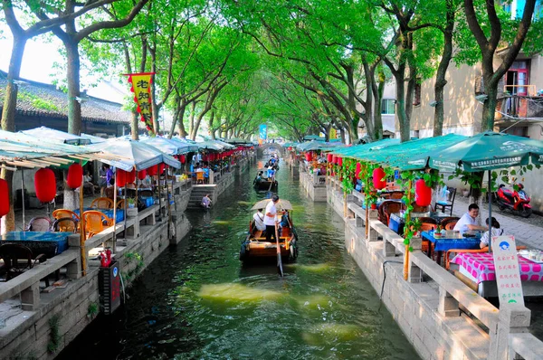 2015年7月25日 通里町 江蘇省通里町の景勝地内の運河上のコーヒーハウスで移動する観光船中国 — ストック写真