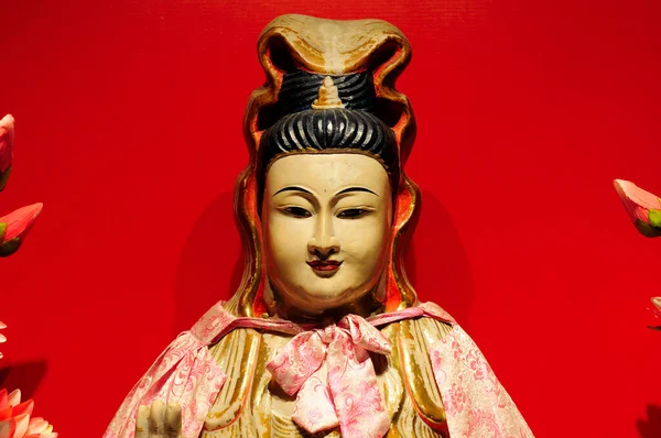 Şangay Çin 'deki Şangay' daki rahibe tapınağındaki dişi Guanyin Buddha heykeli.. 