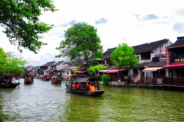 2015年8月8日 中国のXitang町 浙江省嘉興市の嘉興県に位置する旧市街の水の運河上の観光船中国 — ストック写真