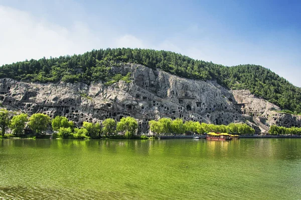 Longmen mağaralarının manzarası Çin Luoyang 'da Henan Eyaleti' ndeki Yi Nehri yakınlarında..